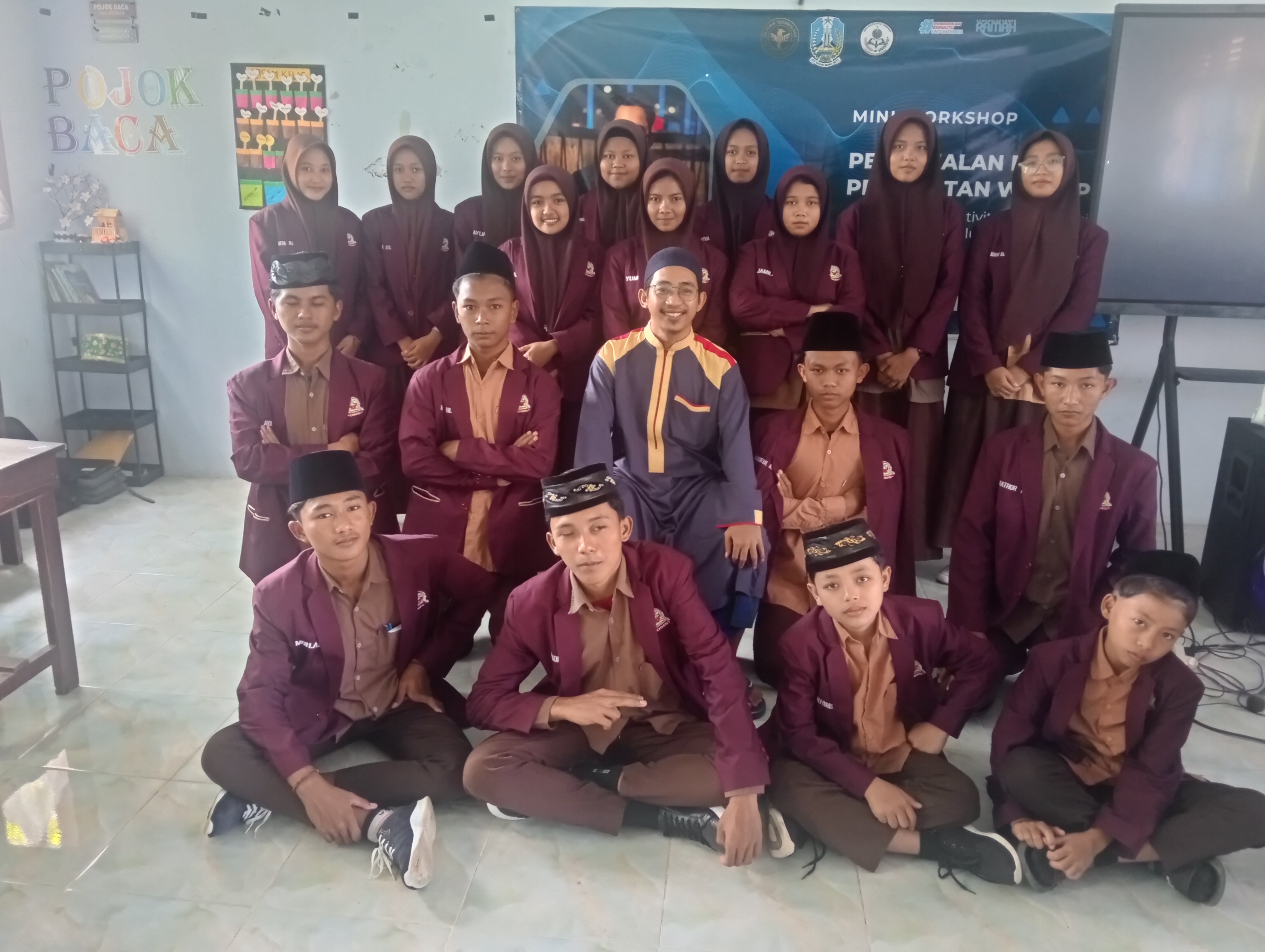 Suasana workshop di akhir sesi - para siswa yang antusias belajar HTML