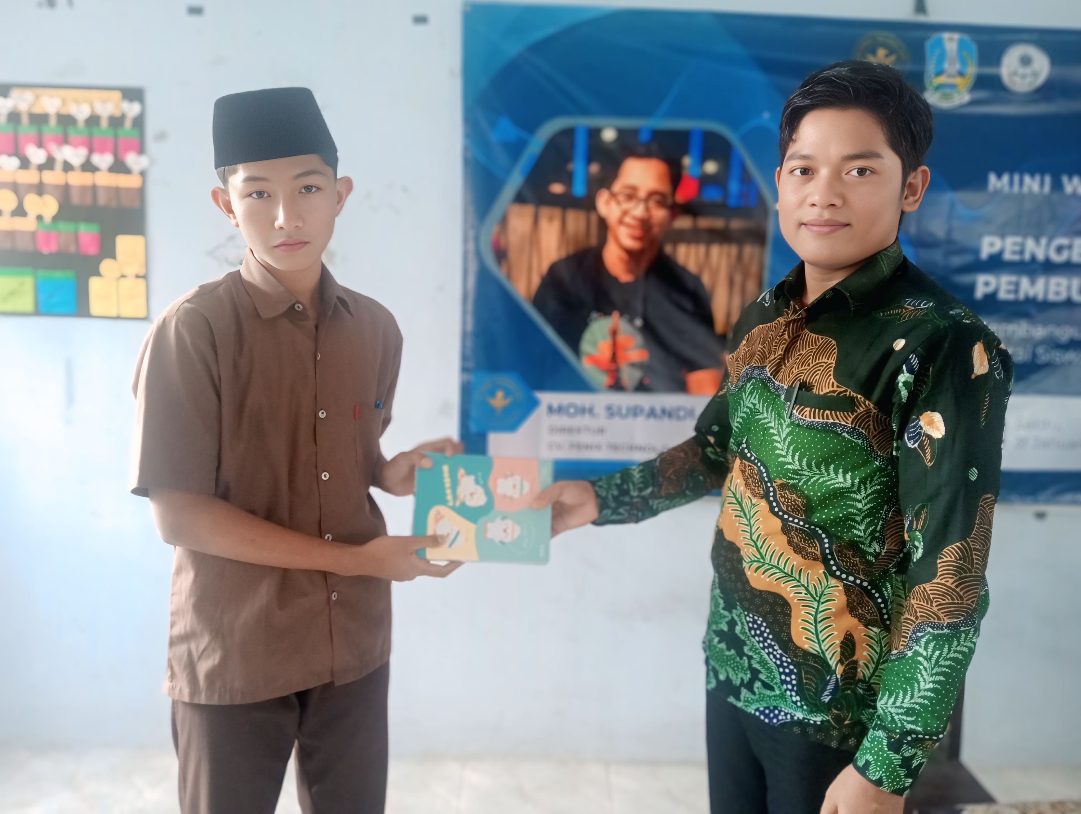 Momen pemberian hadiah kepada pemenang kompetisi Math Sprint